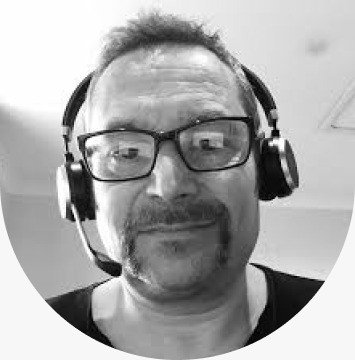 Iain Wicks, Director, Rocket CRM en blanco y negro, dentro de un contenedor de imágenes